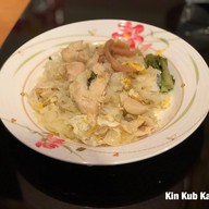เมนูของร้าน ก๋วยเตี๋ยวคั่วไก่-หมู ตรอกสุกร