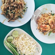 เมนูของร้าน ยายรวมกับตาช่วยผัดหมี่โคราช