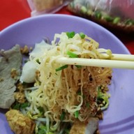 เมนูของร้าน ก๋วยเตี๋ยวลูกชิ้นปลาเจ๊ปุ๊ย ห้าแยกพลับพลาชัย (ลูกชิ้นปลา ทำเอง) #VALUE!