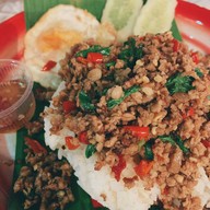 เมนูของร้าน เล้งเลียบด่วน กะเพราถาด (ตลาดเลียบด่วน)