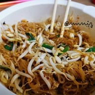 แมนโร่ผัดหมี่โคราชเจ้าเก่าดั้งเดิมหน้าวัดสระแก้ว