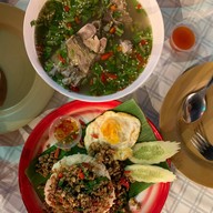 เล้งเลียบด่วน กะเพราถาด (ตลาดเลียบด่วน)