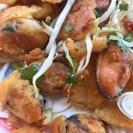 หอยทอดยักษ์ใหญ่ ปลาเผา วังเดิม9. ย่อยมาจากหมูทอดบ้านแขก