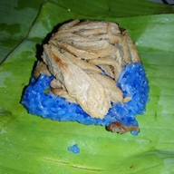 เมนูของร้าน เนื้อทอดอาลีสูตรเด็ดอิสลาม (สาขาธรรมศาสตร์ท่าพระจันทร์) ใช้วัสดุเป็นมิตรต่อสิ่งแวดล้อม ปราศจากผงชูรส