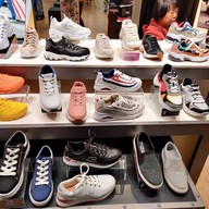 บรรยากาศ Skechers Shinsaibashi