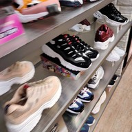 บรรยากาศ Skechers Shinsaibashi