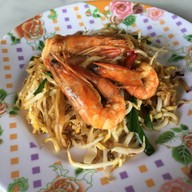 ยายรวมกับตาช่วยผัดหมี่โคราช