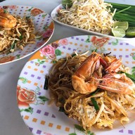เมนูของร้าน ยายรวมกับตาช่วยผัดหมี่โคราช