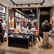 บรรยากาศ Skechers Shinsaibashi