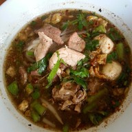 เมนูของร้าน ก๋วยเตี๋ยวเรือสมยศ