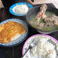 เล้งแซ่บ&อาหารตามสั่ง (ตั้มเล้งแซ่บเจ้าแรกชุมพร) ถ.กรมหลวง