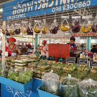 หน้าร้าน สลัดฟาร์มรักผัก ตลาดนัดทุ่งปอ