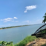 ร้านซุ้มริมเขื่อน