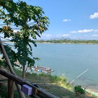 ร้านซุ้มริมเขื่อน