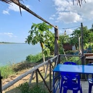 ร้านซุ้มริมเขื่อน