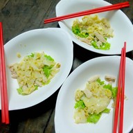 เมนูของร้าน ก๋วยเตี๋ยวคั่วไก่กระทะทองเหลือง เยาวราช