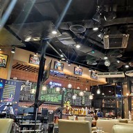 บรรยากาศ Why Here Bar & Bistro The Avenue Ratchayothin