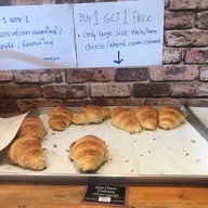 Nana Bakery สันติธรรม