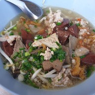 เมนูของร้าน ก๋วยจั๊บป้าต้อย (ข้างบ่อน้ำ)