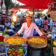 Thai style salad ยำไข่ดาว ขนมจีบคนเมือง ถนนคนเดินเชียงใหม่
