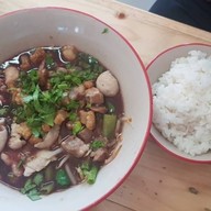 เมนูของร้าน ก๋วยเตี๋ยวเรือศรีสามพราน พุทธมณฑลสาย 5