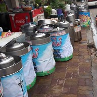 ไอติมกะทิสด ก๋วยเตี๋ยวไก่แม่ดอกไม้ สาขาดั้งเดิม (เจ๊ตุ้ย)