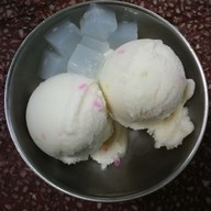 ไอติมกะทิสด ก๋วยเตี๋ยวไก่แม่ดอกไม้ สาขาดั้งเดิม (เจ๊ตุ้ย)