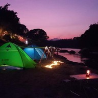 บ้านเรือนริมน้ำ