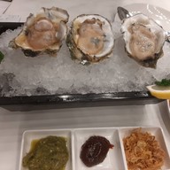 เมนูของร้าน เจ๊หอย เริ่มต้น เมนูละ 29บาท ส้มตำ ยำ อาหารทะเล กุ้งแม่น้ำ หอยนางรม ทะเลดอง เมืองทอง