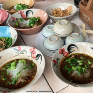 เมนูของร้าน ก๋วยเตี๋ยวเรือลอยลำ อร่อยที่สุดในโลก (หมู่บ้านเสนานิเวศน์ 1)