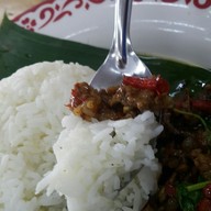 เมนูของร้าน เจ๊ผึ้งกะเพราถาด