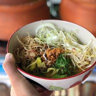ข้าวซอย ขนมจีนน้ำเงี้ยว บ้านคุณพลอย