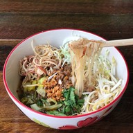 ข้าวซอย ขนมจีนน้ำเงี้ยว บ้านคุณพลอย