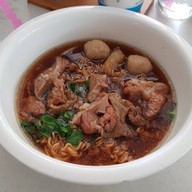 เมนูของร้าน ก๋วยเตี๋ยวน้ำแดง หมูตุ๋น เนื้อตุ๋น เมืองเพชร