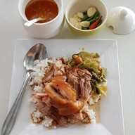 เมนูของร้าน ก๋วยเตี๋ยวน้ำแดง หมูตุ๋น เนื้อตุ๋น เมืองเพชร
