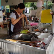 บรรยากาศ ก๋วยเตี๋ยวน้ำแดง หมูตุ๋น เนื้อตุ๋น เมืองเพชร