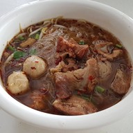 เมนูของร้าน ก๋วยเตี๋ยวน้ำแดง หมูตุ๋น เนื้อตุ๋น เมืองเพชร