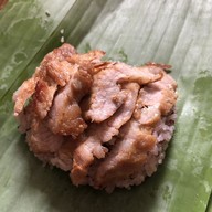 เนื้อทอดอาลีสูตรเด็ดอิสลาม (สาขาธรรมศาสตร์ท่าพระจันทร์) ใช้วัสดุเป็นมิตรต่อสิ่งแวดล้อม ปราศจากผงชูรส