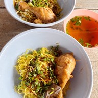 เมนูของร้าน ก๋วยเตี๋ยว ลุงโก้