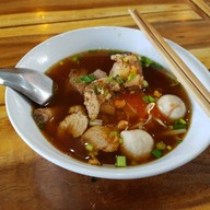 เมนูของร้าน เตี๋ยวเพชรในตำนาน ในปั้ม ปตท พุทธสาคร