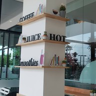 บรรยากาศ On The Shelf Cafe'