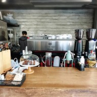 บรรยากาศ Impresso Espresso Bar ถนนสนามบินเก่า กองบิน41