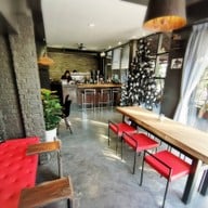 บรรยากาศ Impresso Espresso Bar ถนนสนามบินเก่า กองบิน41