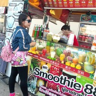 หน้าร้าน ผู้ชายขายน้ำ(ปั่น) ยินดีต้อนทรัพย์