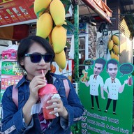 บรรยากาศ ผู้ชายขายน้ำ(ปั่น) ยินดีต้อนทรัพย์