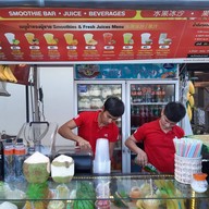 บรรยากาศ ผู้ชายขายน้ำ(ปั่น) ยินดีต้อนทรัพย์