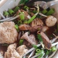 เมนูของร้าน นายลือก๋วยเตี๋ยวเนื้อตุ๋น-หมูตุ๋น-หม้อไฟ สามพราน