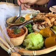 เมนูของร้าน ขนมจีนต้นก้ามปู นวลจันทร์ .