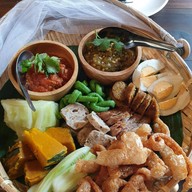 เมนูของร้าน ขนมจีนต้นก้ามปู นวลจันทร์ .