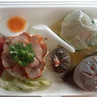 เมนูของร้าน ข้าวหมูแดง-เกี๊ยวปลาสุราษฎร์ (หน้าสภาวิศวกร)